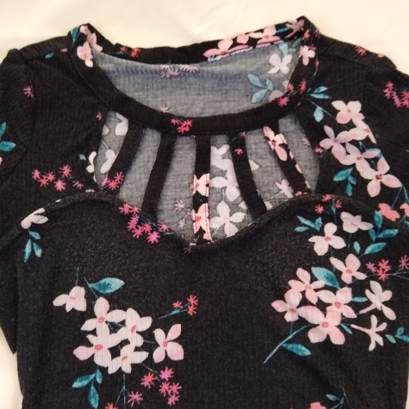 Adorable floral top - Picture 4 of 8